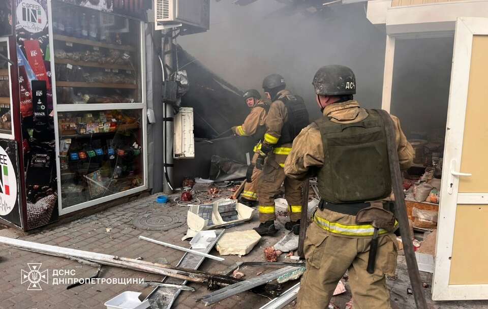 Zniszczone pawilony handlowe / autor: X/@SESU_UA