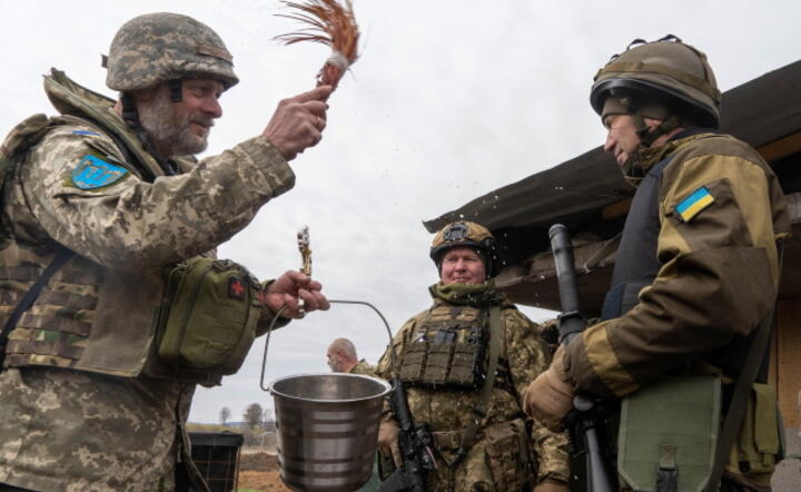  Kapelan wojskowy 113. brygady przeprowadza uroczystość poświęcenia wielkanocnych pokarmów na stanowisku swojej jednostki wojskowej / autor: PAP/Mykola Kalyeniak