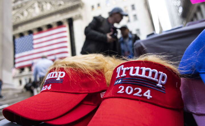 Trumpomania na ulicach Nowego Jorku. Handel czapeczkami pod siedzibą giełdy na Wall Street / autor: PAP/EPA/JUSTIN LANE