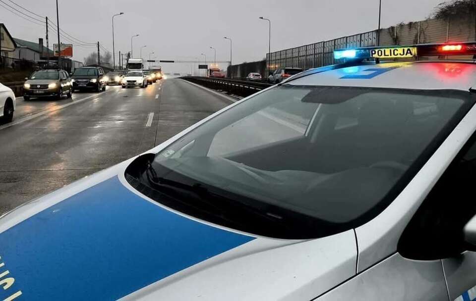 Policjanci zorganizowali objazd przez miejscowość Julianów / autor: Łódzka Policja