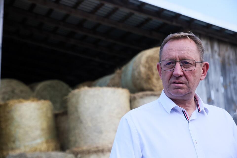 na zdjęciu minister rolnictwa i rozwoju wsi Robert Telus podczas wizyty w gospodarstwie rolnym w Kałuszynie / autor: PAP/Leszek Szymański