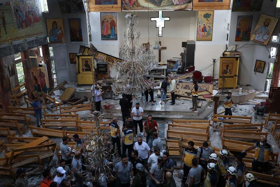 Służby ratunkowe na miejscu zamachu samobójczego w kościele Mar Elias na obrzeżach Damaszku / autor: PAP/EPA