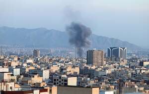 Dym unosi się po ataku lotniczym w centrum Teheranu w Iranie / autor: PAP/EPA