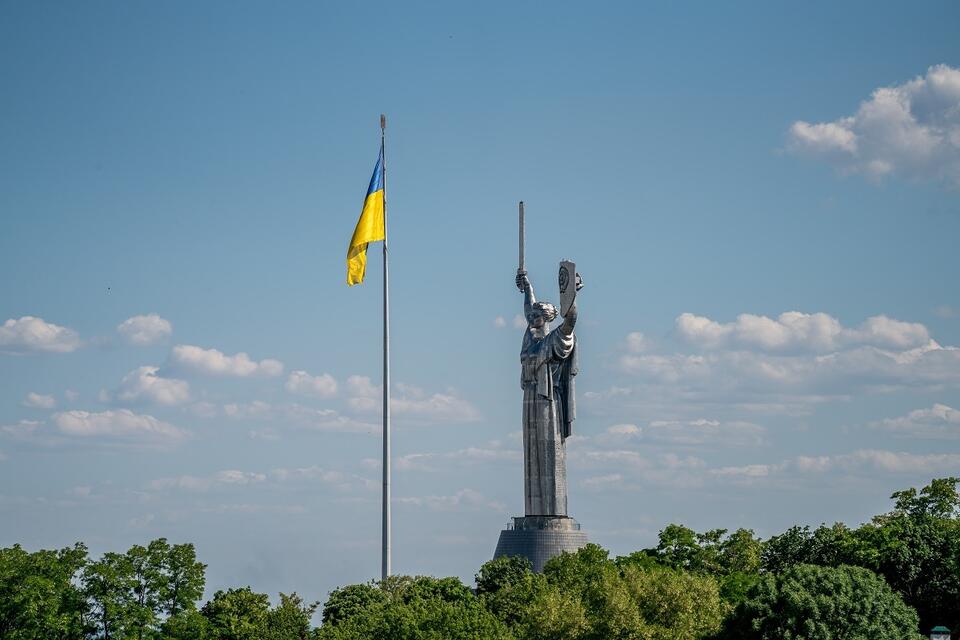 Pomnik Matki Ojczyzny i maszt z ukraińską flagą w Kijowie / autor: Fratria/Andrzej Skwarczyński