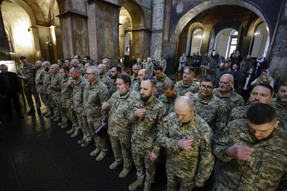 Na zdjęciu kapelani armii ukraińskiej biorą udział w nabożeństwie podczas ceremonii wręczenia dyplomów w katedrze św. Zofii w Kijowie / autor: PAP/EPA