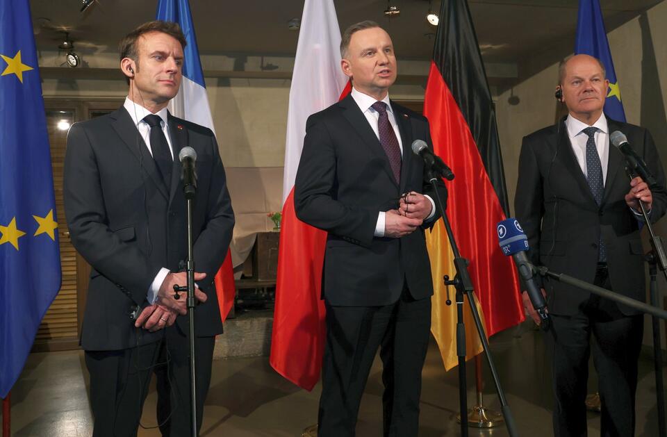 France's President Emmanuel Macron, Poland's President Andrzej Duda and Germany's Chancellor Olaf Scholz address the media during a trilateral meeting on the sidelines of the 2023 Munich Security Conference (MSC) in Munich, Germany, 17 February 2023 / autor: PAP/EPA