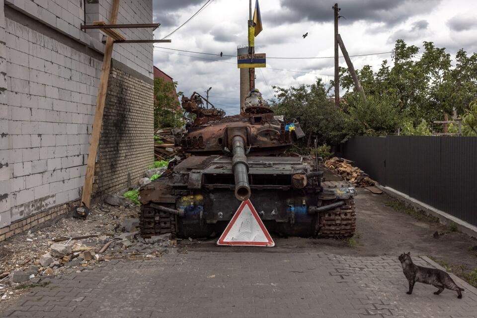 Ukraiński czołg zniszczony podczas rosyjskiego ataku. / autor: PAP/EPA