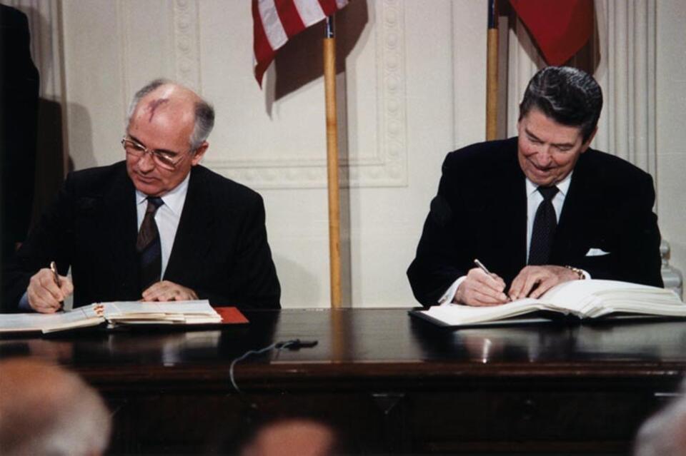 Reagan and Gorbachev signing