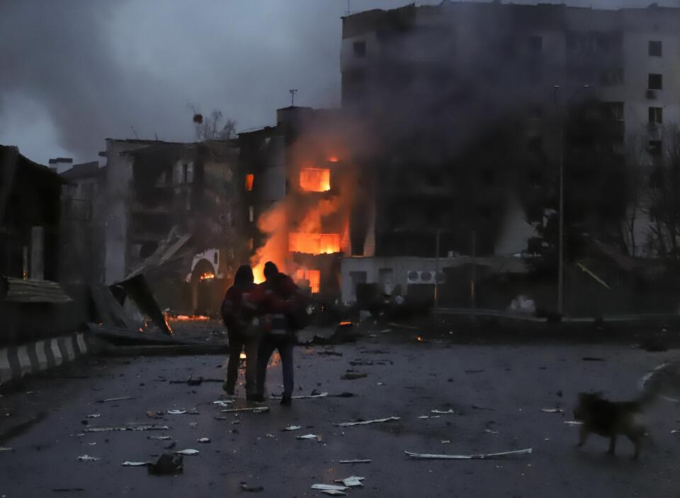 Płonące po rosyjskim ostrzale budynki w Borodjance niedaleko Kijowa, 2 marca 2022 roku / autor: PAP/EPA