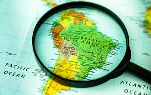 Na zdj. ilustracyjnym Ameryka Południowa na mapie, pod lupą / autor: Fratria