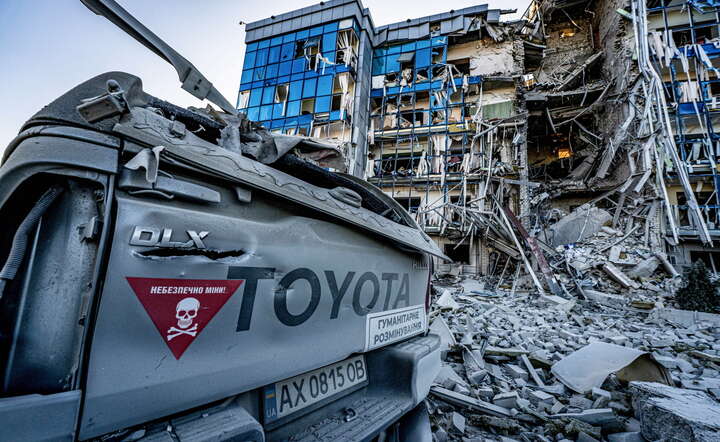 Zniszczona siedziba i samochody zajmującej się rozminowywaniem szwajcarskiej organizacji FSD w Charkowie / autor: PAP/Mykola Kalyeniak