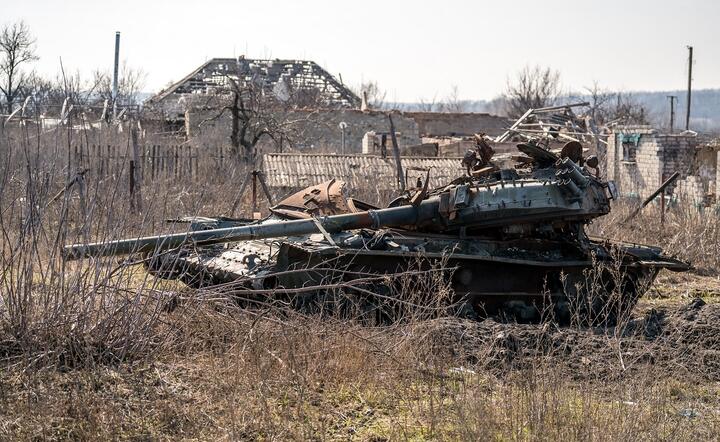 Zniszczony czołg T-72 w trakcie walk na Ukrainie, rok 2022 / autor: Fratria / AS