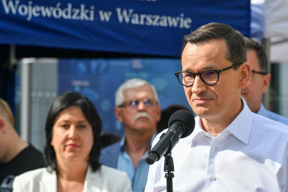 Premier Mateusz Morawiecki (P) podczas wypowiedzi dla mediów w trakcie „Pikniku Zdrowia” w Wołominie. / autor: PAP/Andrzej Lange