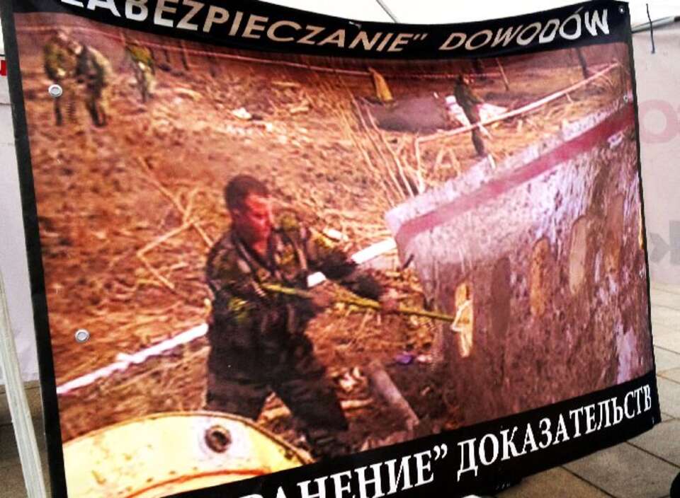 Tak Rosjanie zabepieczali wrak tupolewa kilkadziesiąt godzin po katastrofie w Smoleńsku. Fot. wPolityce.pl