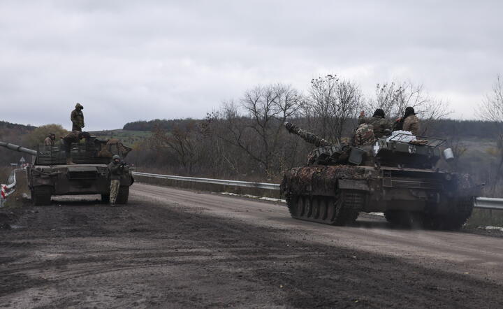 Z lewej: zniszczony rosyjski czołg / autor: PAP/EPA