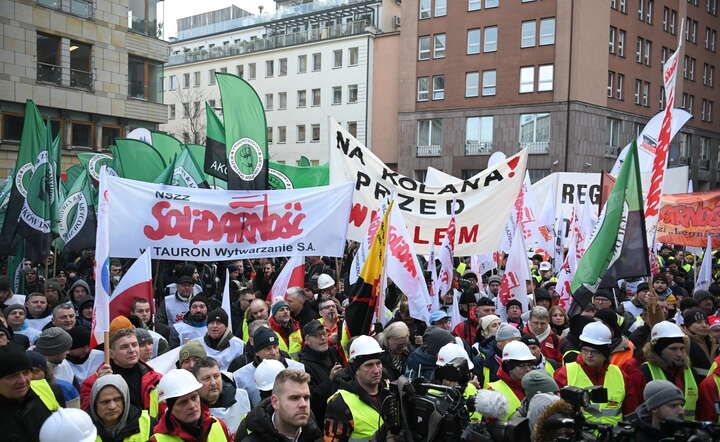 Protest energetyków i górników przed siedzibą Polskiej Grupy Energetycznej w Warszawie / autor: PAP/Marcin Obara