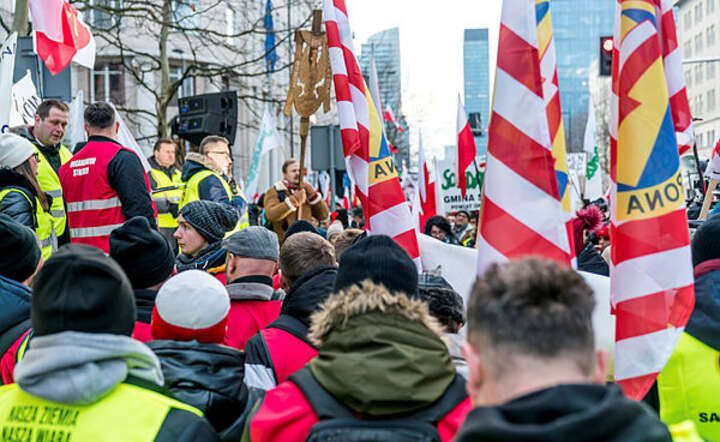 Warszawa w napięciu. Rolnikom mogą odebrać KPO / autor: Fratria