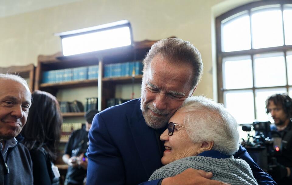 Amerykański aktor i polityk Arnold Schwarzenegger z byłą więźniarką Auschwitz Lidą Maksymowicz / autor: PAP/Tomasz Wiktor