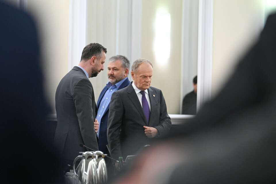 Premier Donald Tusk (P) i wicepremier, minister obrony narodowej Władysław Kosiniak-Kamysz (L) na posiedzeniu rządu w KPRM w Warszawie. / autor: PAP/Marcin Obara