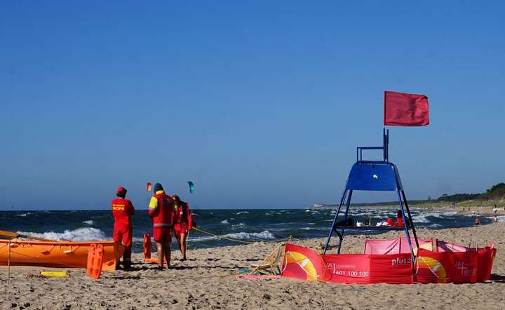 Przed wejściem do morza należy sprawdzać oznakowanie na plaży i stosować się do poleceń ratowników / autor: Fratria / MK
