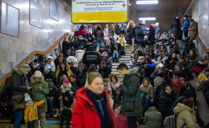 Mieszkańcy Kijowa chronią się na stacji metra podczas alarmu przeciwlotniczego, 16 grudnia / autor: PAP/Viacheslav Ratynskyi
