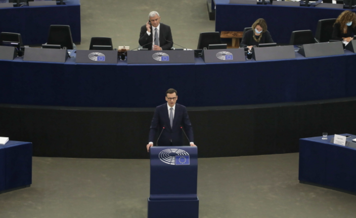 Premier Mateusz Morawiecki (dół) i wiceprzewodniczący Parlamentu Europejskiego Pedro Silva Pereira (L-góra),s posiedzenie PE  w Strasburg / autor: PAP/Albert Zawada