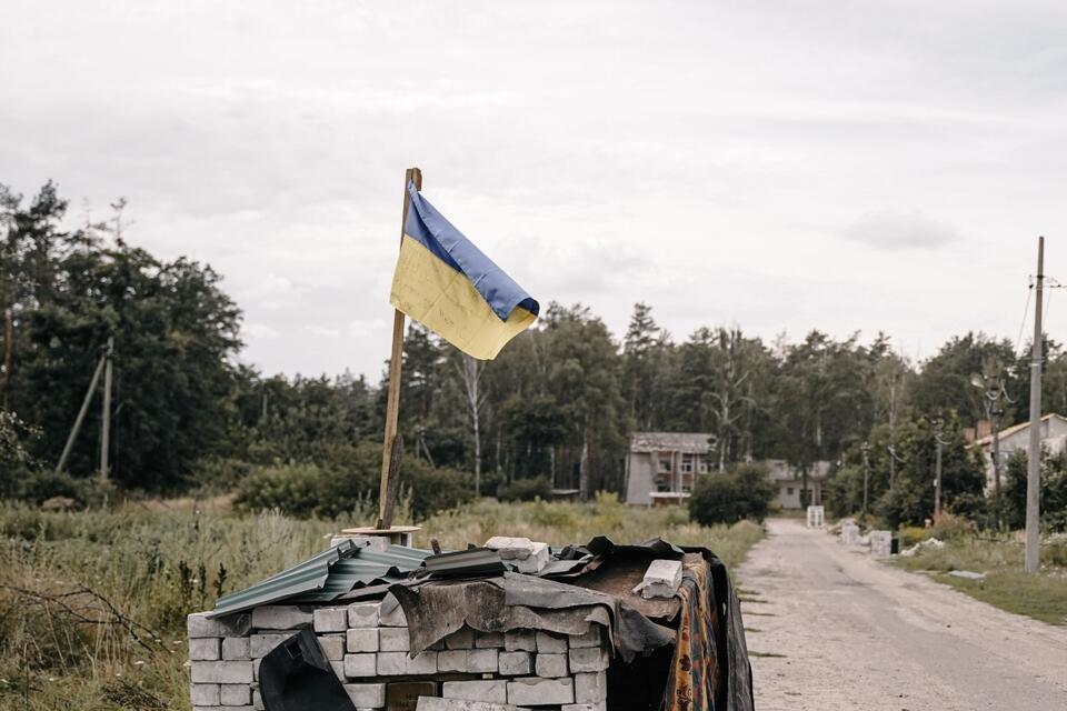 Na zdjęciu - wieś Jagodne w obwodzie czernihowskim po wyzwoleniu spod okupacji rosyjskiej przez wojska ukraińskie / autor: PAP/Vladyslav Karpovych