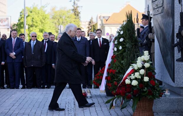 Wicepremier, prezes PiS Jarosław Kaczyński składa kwiaty pod pomnikiem prezydenta Lecha Kaczyńskiego na pl. Piłsudskiego w Warszawie / autor: PAP/Leszek Szymański