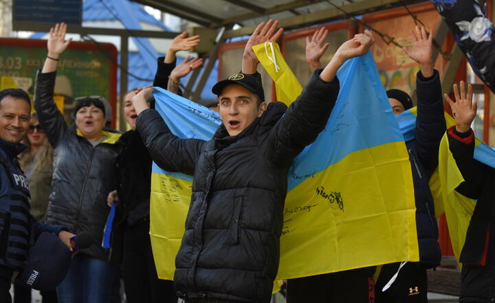 Mieszkańcy Chersonia witają ukraińskich żołnierzy / autor: PAP/EPA