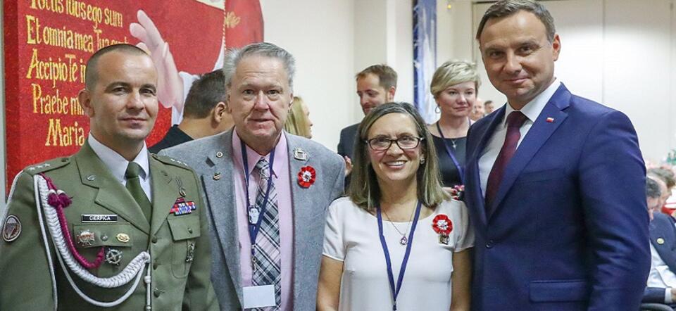 Ppor. Karol Cierpica i rodzice śp. sierż. Michaela Ollisa. (fot. Andrzej Hrechorowicz / KPRP)