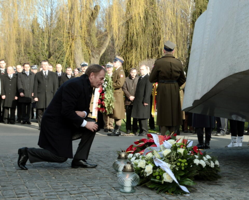 Premier Donald Tusk w 2. rocznicę katastrofy na Powązkach. Fot. PAP / Tomasz Gzell