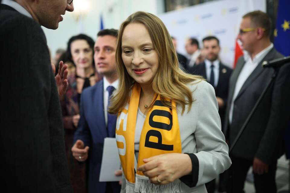 Przewodnicząca partii Polska 2050, minister funduszy i polityki regionalnej Katarzyna Pełczyńska-Nałęcz (C) wśród polityków ugrupowania podczas konferencji prasowej w Sejmie w Warszawie. / autor: PAP/Leszek Szymański