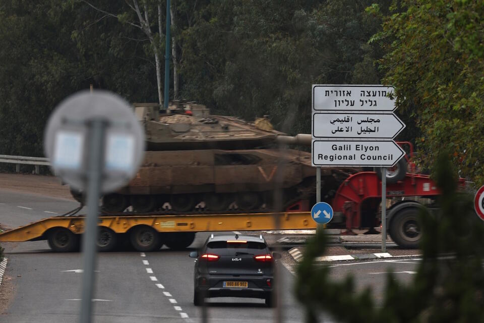 Ciężarówka przewożąca czołg w kierunku północnej granicy Izraela z Libanem / autor: PAP/EPA/ATEF SAFADI