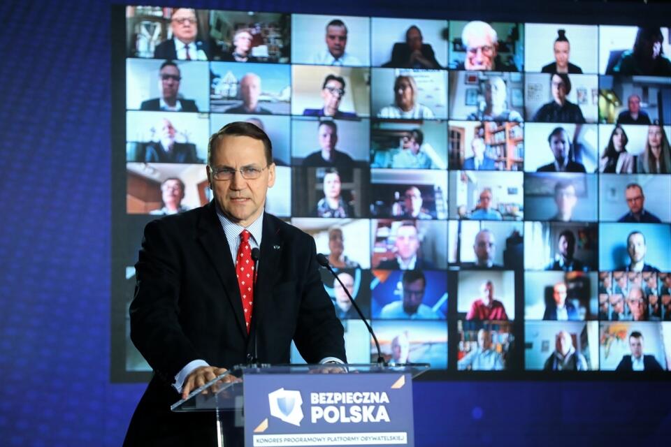 Europoseł Radosław Sikorski w trakcie kongresu programowego Platformy Obywatelskiej RP „Bezpieczna Polska” w Warszawie. / autor: PAP/Rafał Guz