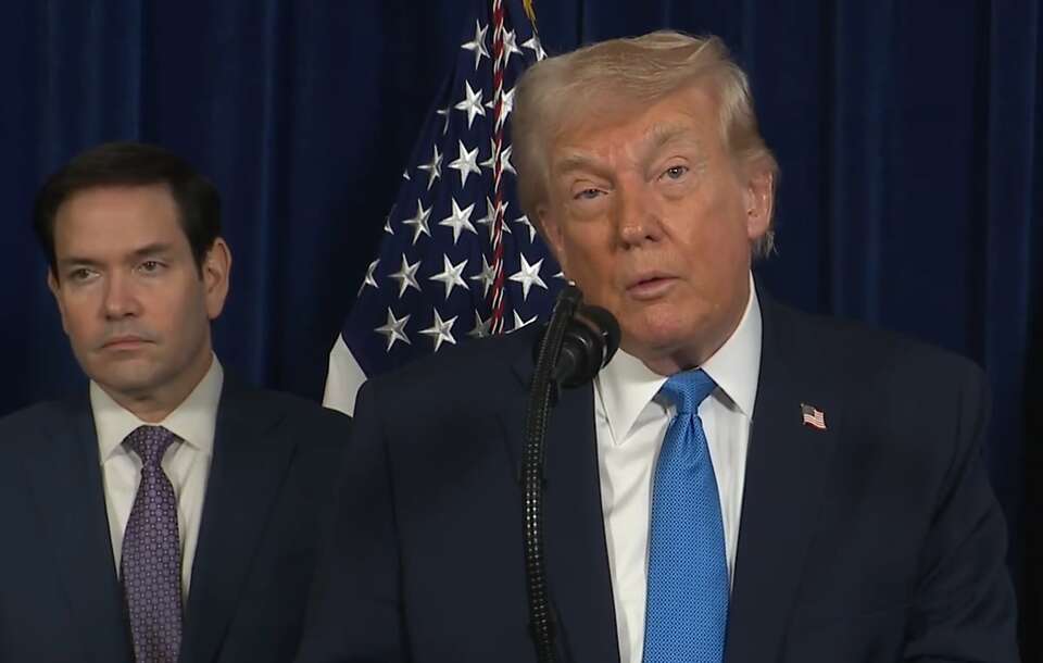 Donald Trump oświadczył, że wojska USA pojmały Nicolasa Maduro i jego żonę w wyniku „spektakularnej” operacji wojskowej w Caracas. / autor: X @WhiteHouse