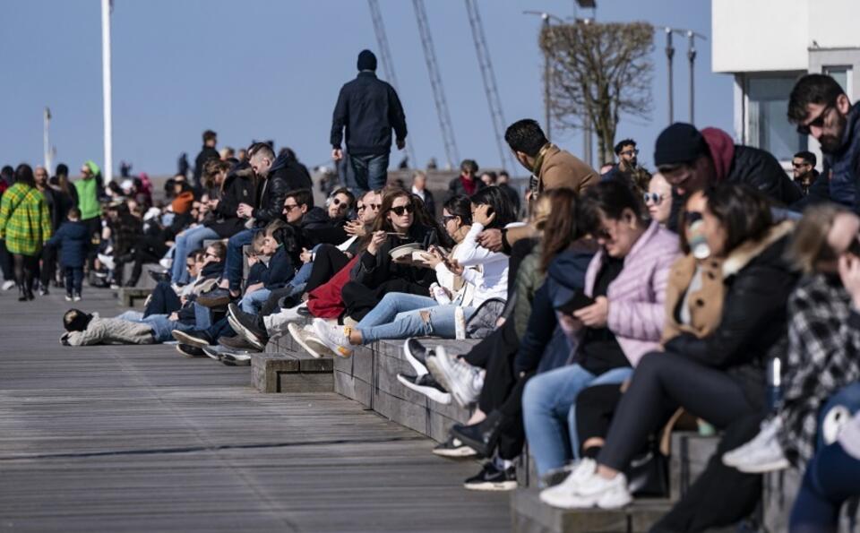 Pełne ludzi bulwary w szwedzkim Malmo / autor: EPA/PAP