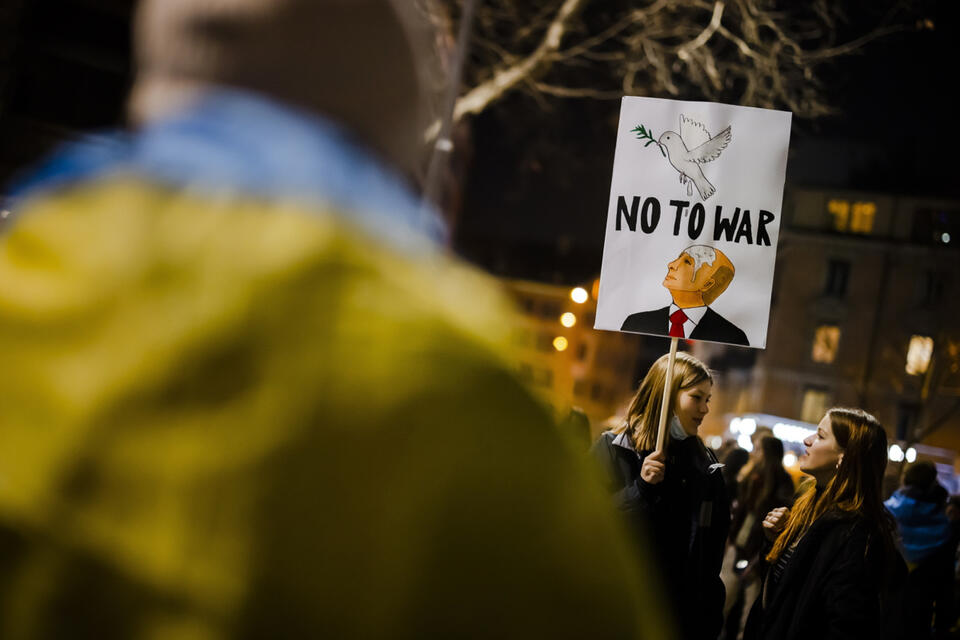 Zdjęcie z protestu przeciwko inwazji Rosji na Ukrainę, który odbył się w Bernie.  / autor: PAP/EPA