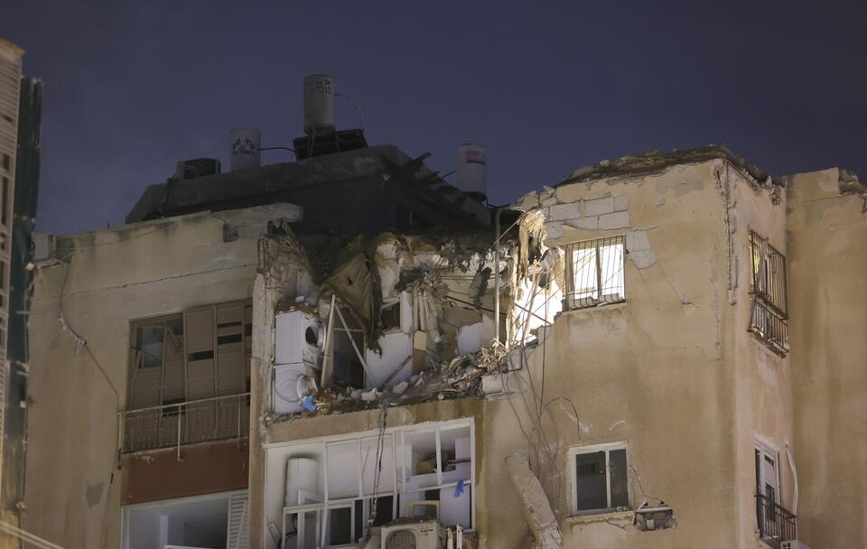Zniszczony budynek w Tel Avivie / autor: PAP/EPA/ABIR SULTAN