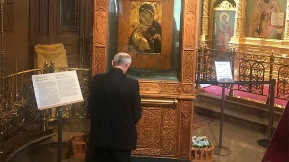Kard. Zuppi na modlitwie przed ikoną Matki Bożej Włodzimierskiej w Moskwie, 29 czerwca 2023 / autor: Twitter / VaticanNews