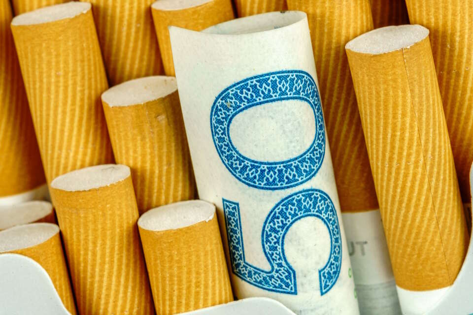 Zaczyna się sięganie głębiej do kieszeni Polaków. Od dziś wchodzi podwyżka akcyzy na alkohol i wyroby tytoniowe. Na zdjęciu papierosy i 50 zł / autor: Fratria