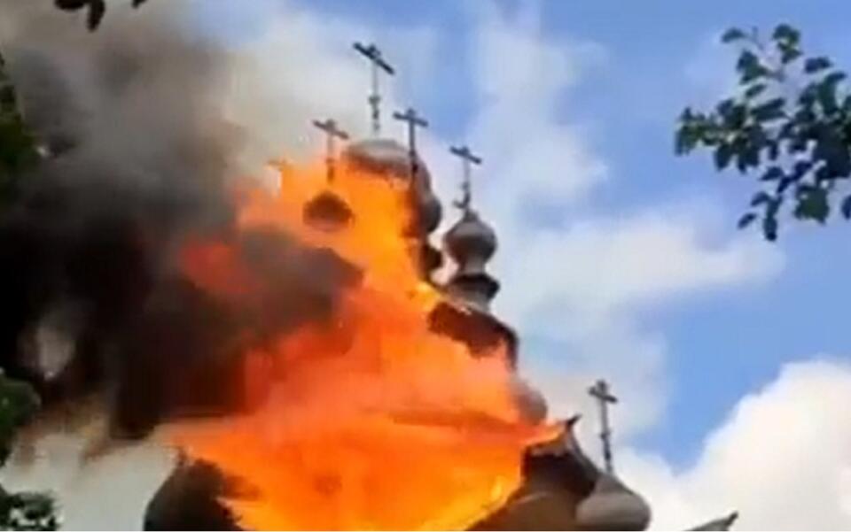 W wyniku rosyjskiego ostrzału płonie XVI-wieczna,pustelnia mnichów Wszystkich Świętych w pobliżu zaatakowanej i zniszczonej wcześniej Ławry Świętogórskiej  / autor: Twitter/@nexta_tv