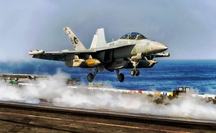 Amerykański myśliwiec pokładowy FA-18 Super Hornet. ZDJĘCIE ILUSTRACYJNE  / autor: Pixabay