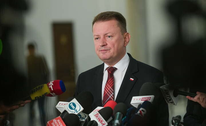 Przewodniczący KP PiS Mariusz Błaszczak podczas konferencji w Sejmie w Warszawie / autor: PAP/Marcin Obara