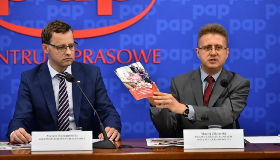 Wiceminister Sprawiedliwości Marcin Romanowski i szef kampanii „Bezpieczni 60+” Maciej Zdziarski