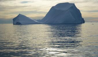 Arktyka: cienko z lodem