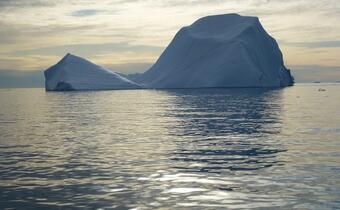Arktyka: cienko z lodem