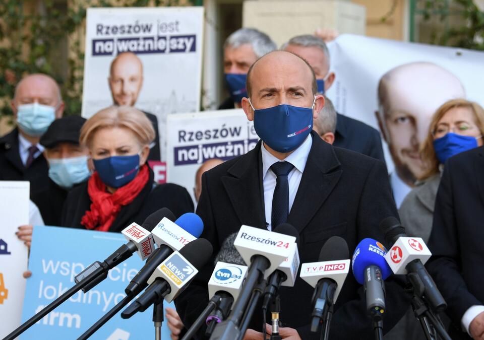 Przewodniczący PO Borys Budka (C) podczas konferencji prasowej przed Podkarpackim Urzędem Wojewódzkim w Rzeszowie, 26 bm  / autor: PAP/Darek Delmanowicz