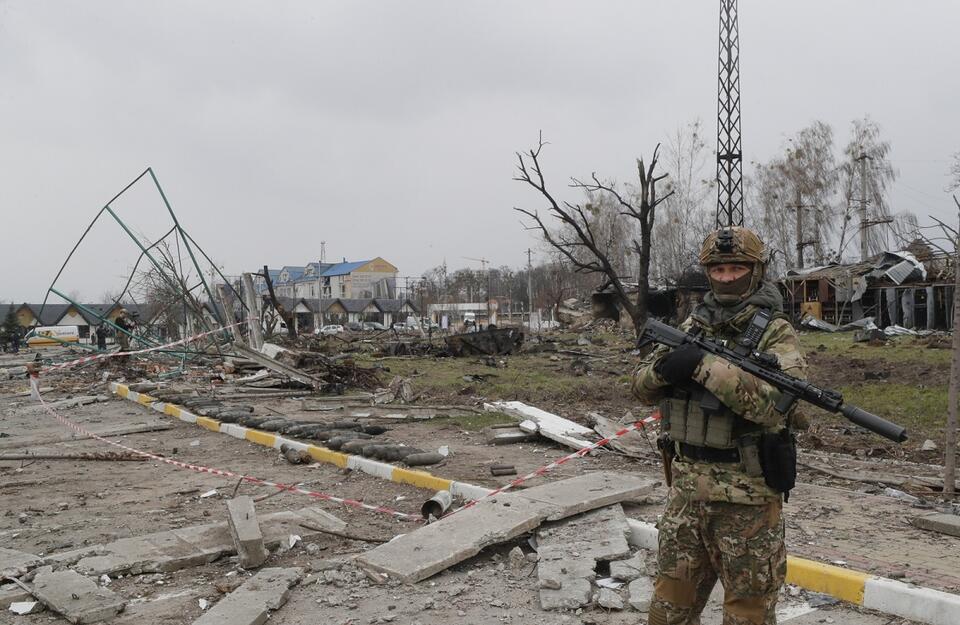 Ukraiński żołnierz w Buczy porzuconej przez ros. wojska / autor: PAP/EPA