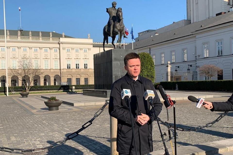 Szymon Hołownia przed Pałacem Prezydenckim  / autor: Twitter/Szymon Hołownia