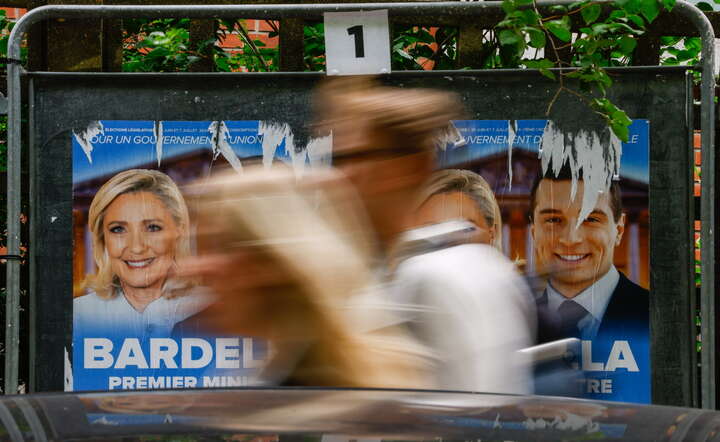 Zniszczone plakaty wyborcze liderów Frontu Narodowego, sondażowego lidera w wyborach / autor: PAP/EPA/Mohammed Badra